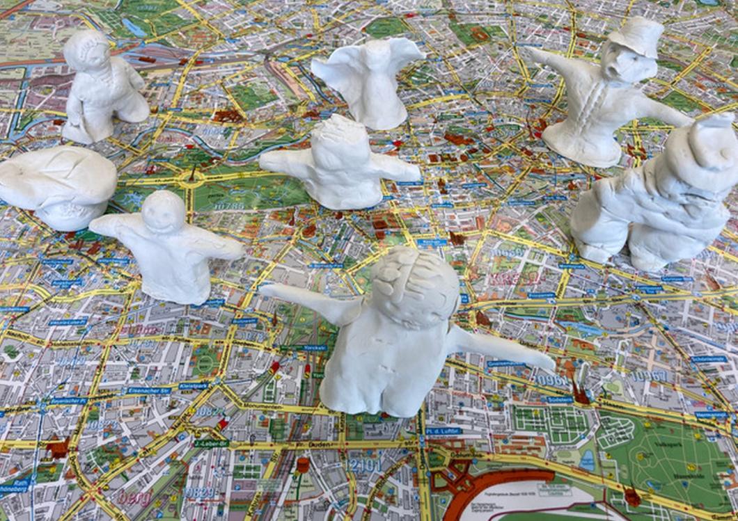 Selbst modelierte Figuren stehen auf einer geografischen Karte und werden verortet.