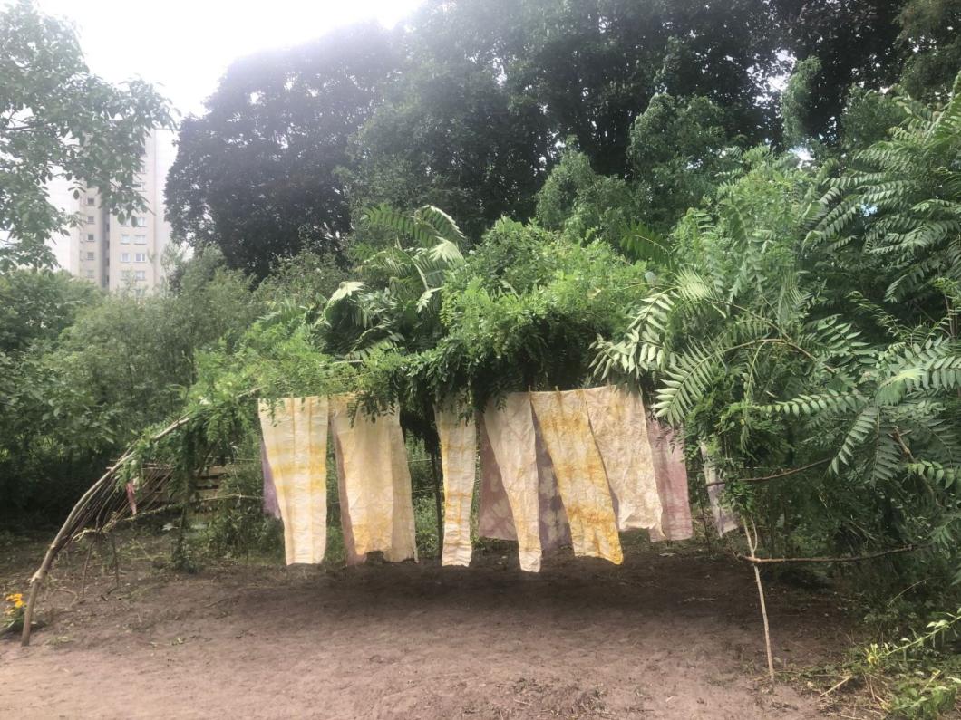 Eine Höhle aus Tüchern im Garten am Dammweg.