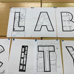 In die Buchstaben vom City Lab wurden Traumzimmer gezeichnet.