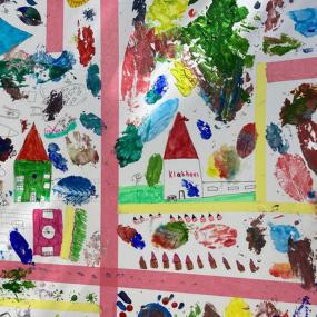 Kita-Kinder haben eine bunte Karte ihrer Nachbarschaft erstellt.