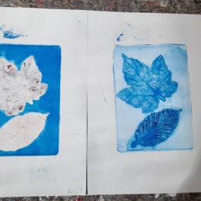 Positiv Negativ Druck eines Laubblatts in Blau