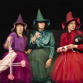 Die drei Schauspielerinnen im Hexenkostüm, jede in einer Farbe. Lila, grün und rot von links nach rechts.