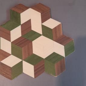 Viele Furnier-Quadrate in den Farben Braun, Grün und Gelb wurden zu einem Muster zusammengelegt. 