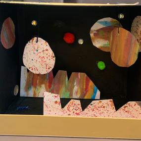 Das fertige Universum im Schuhkarton eines Mädchens aus der 2. klasse.