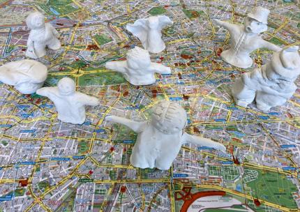 Selbst modelierte Figuren stehen auf einer geografischen Karte und werden verortet. 