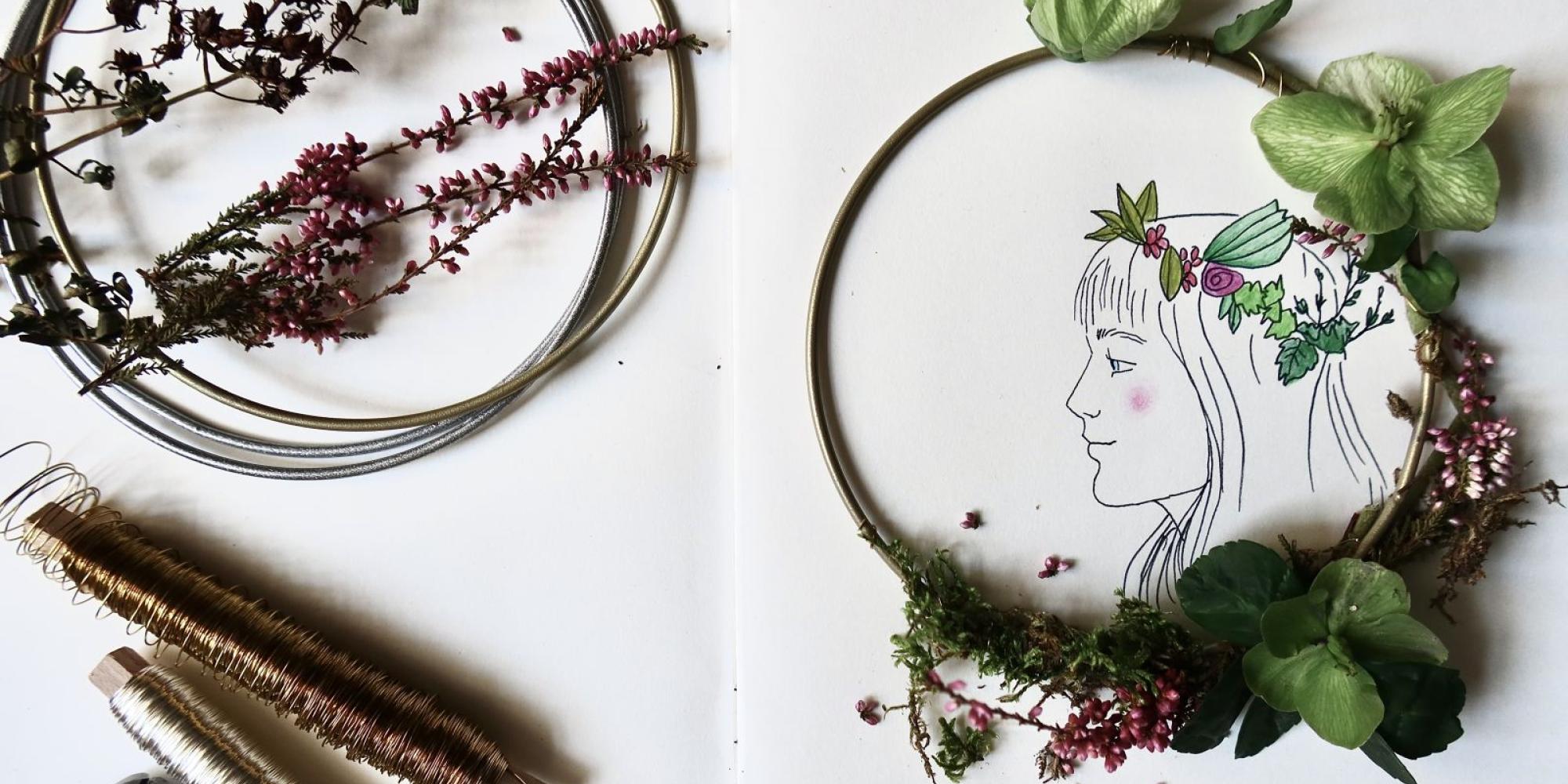 Ein gezeichnetes Mädchen mit einem Blumenkranz im Haar. Außerdem ein echter Blumenkranz mit bunten Blüten.